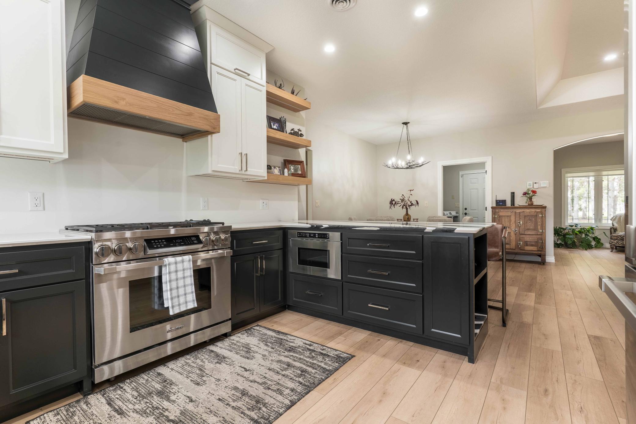 Kitchen and Breakfast Bar