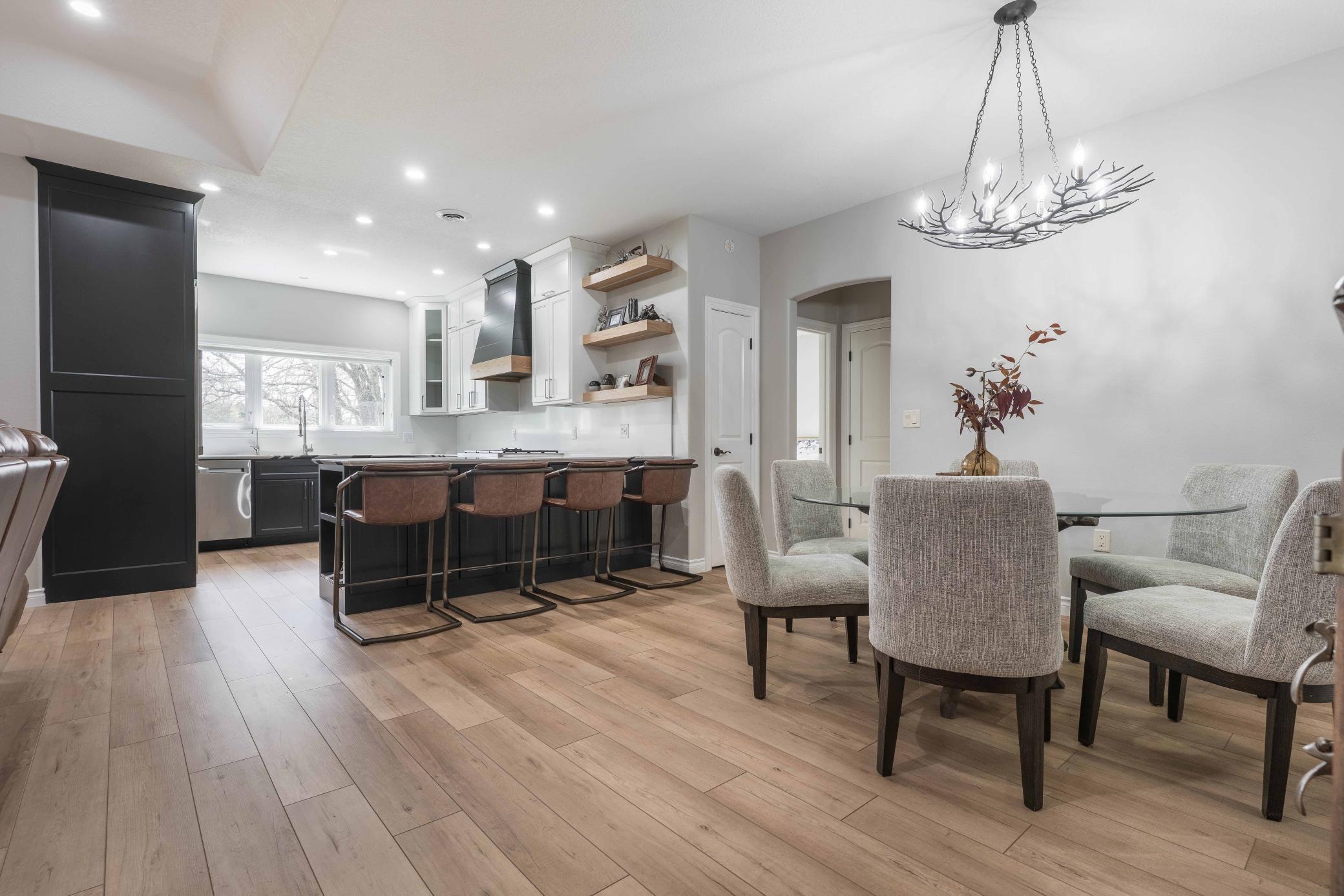 Kitchen / Breakfast Bar / Dining