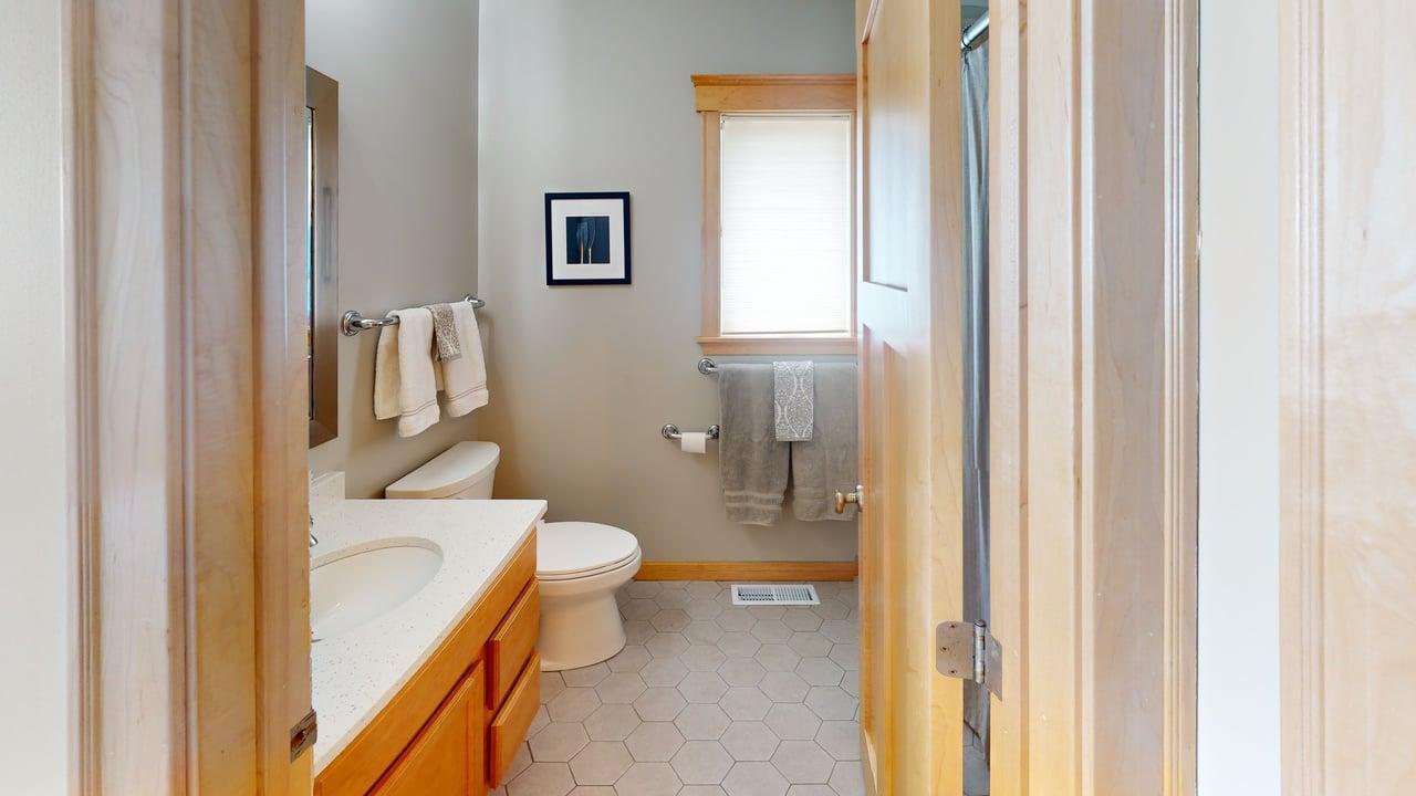 Full bath -upper level next to the primary BR