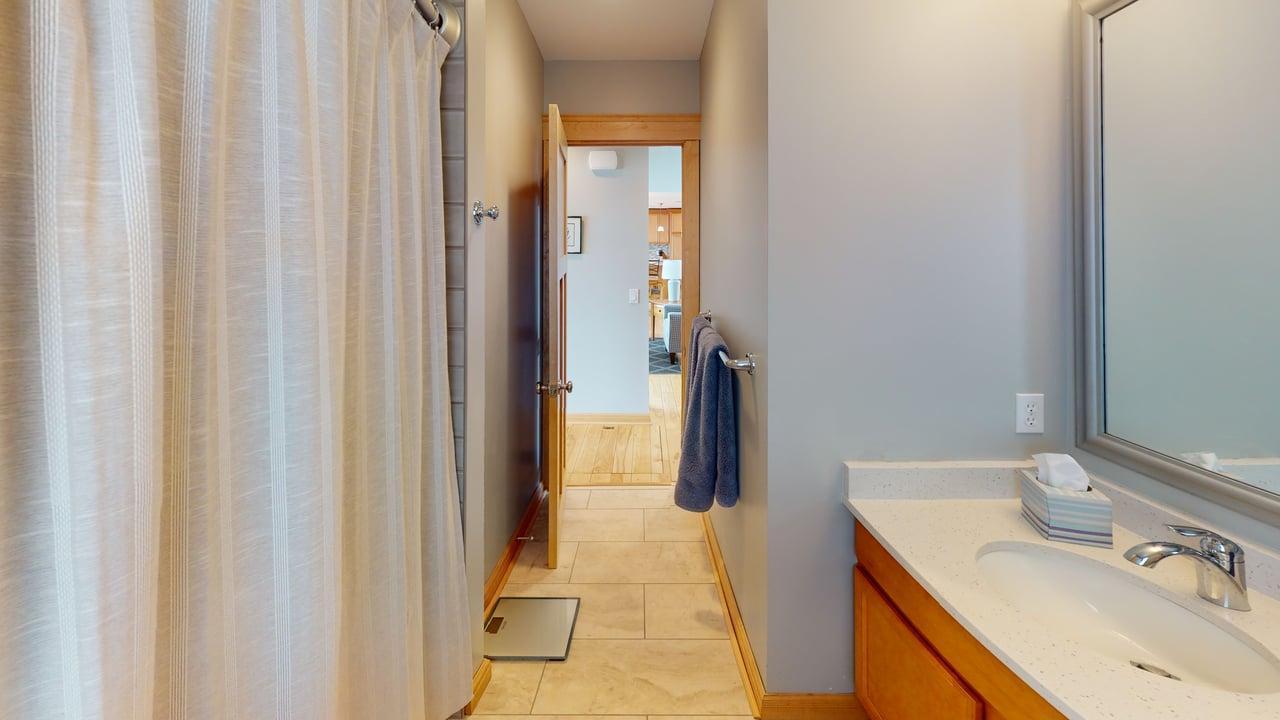 Main level full bath