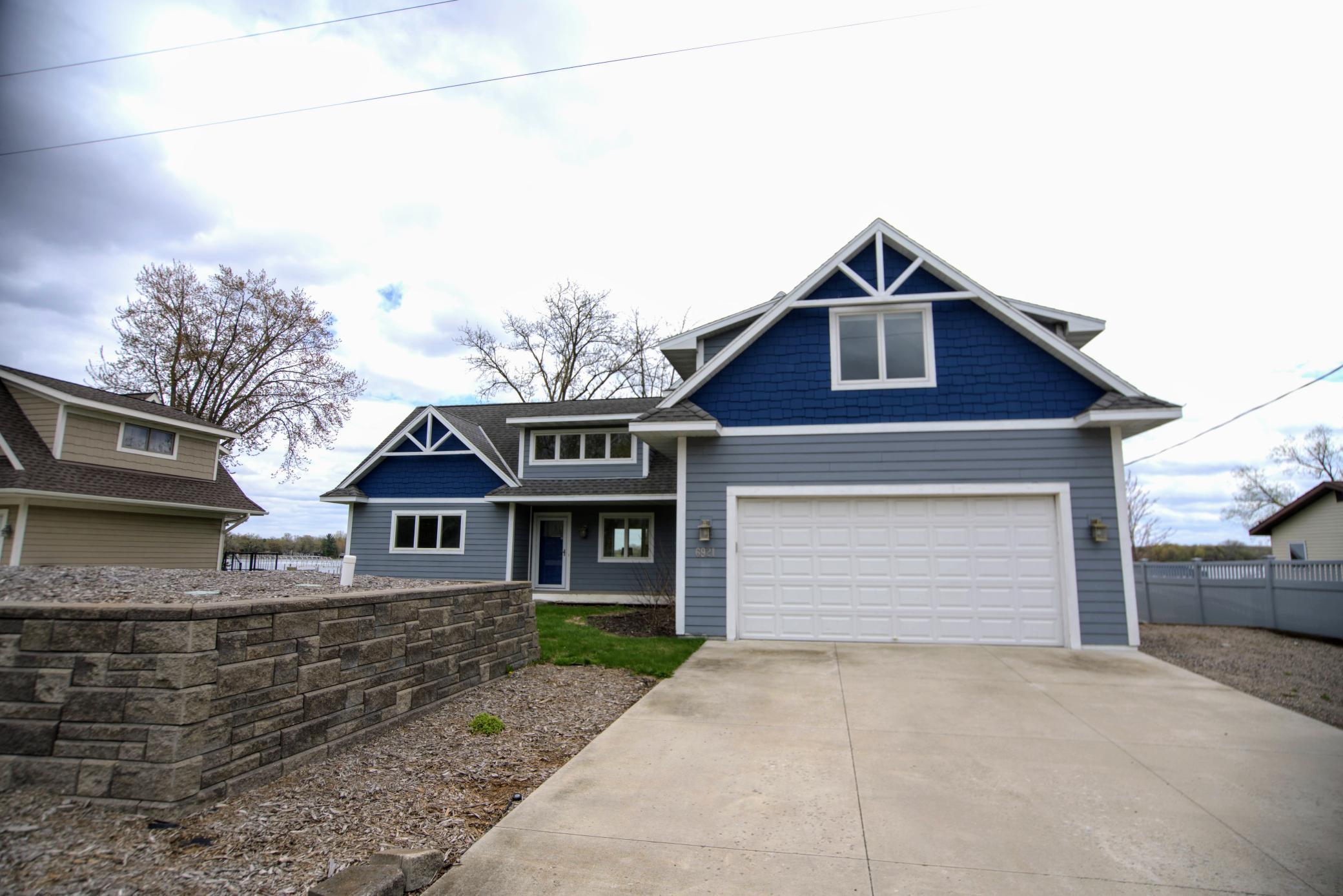 Attached 2-car garage w/concrete driveway.