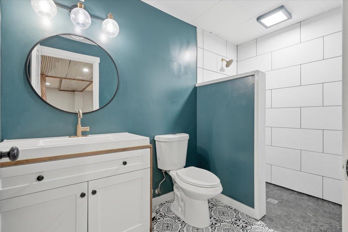 16-Bathroom 2.jpg