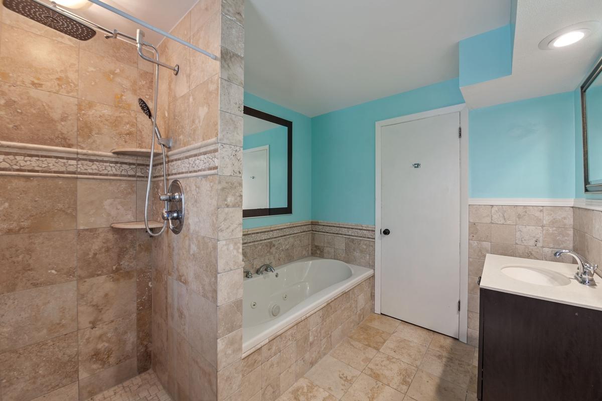Upper level full bath