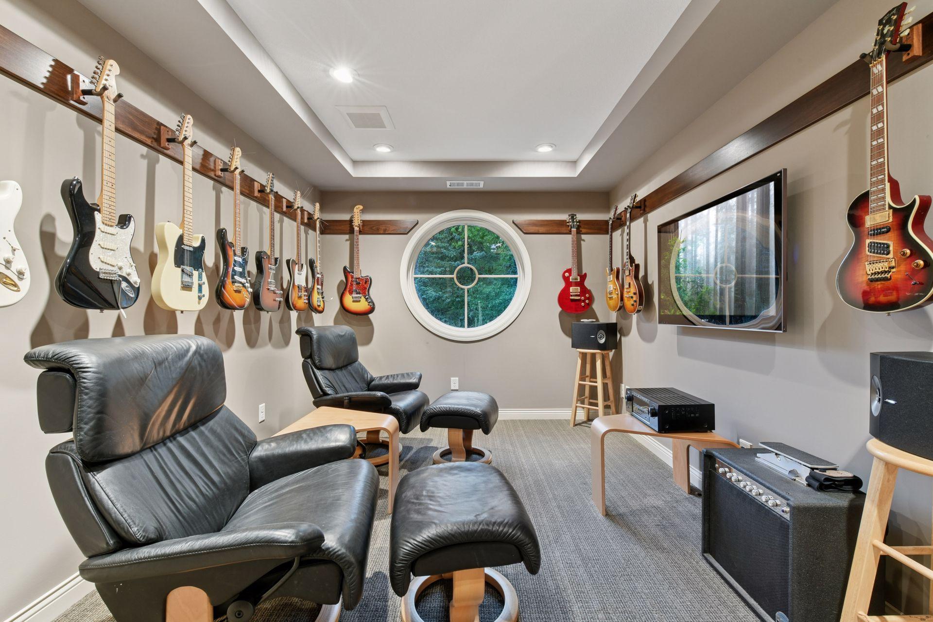 Upper-Level Flex Room