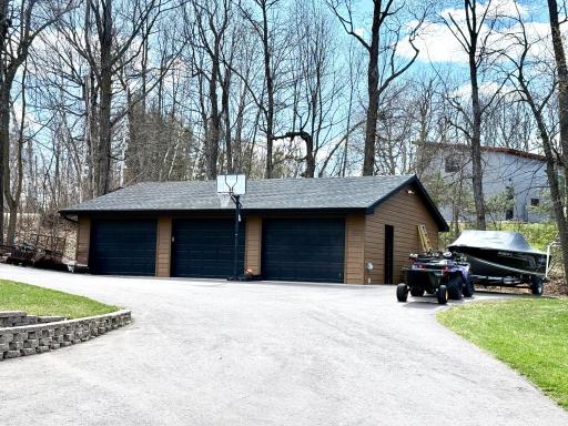 Additional garage space with sealed hunting room