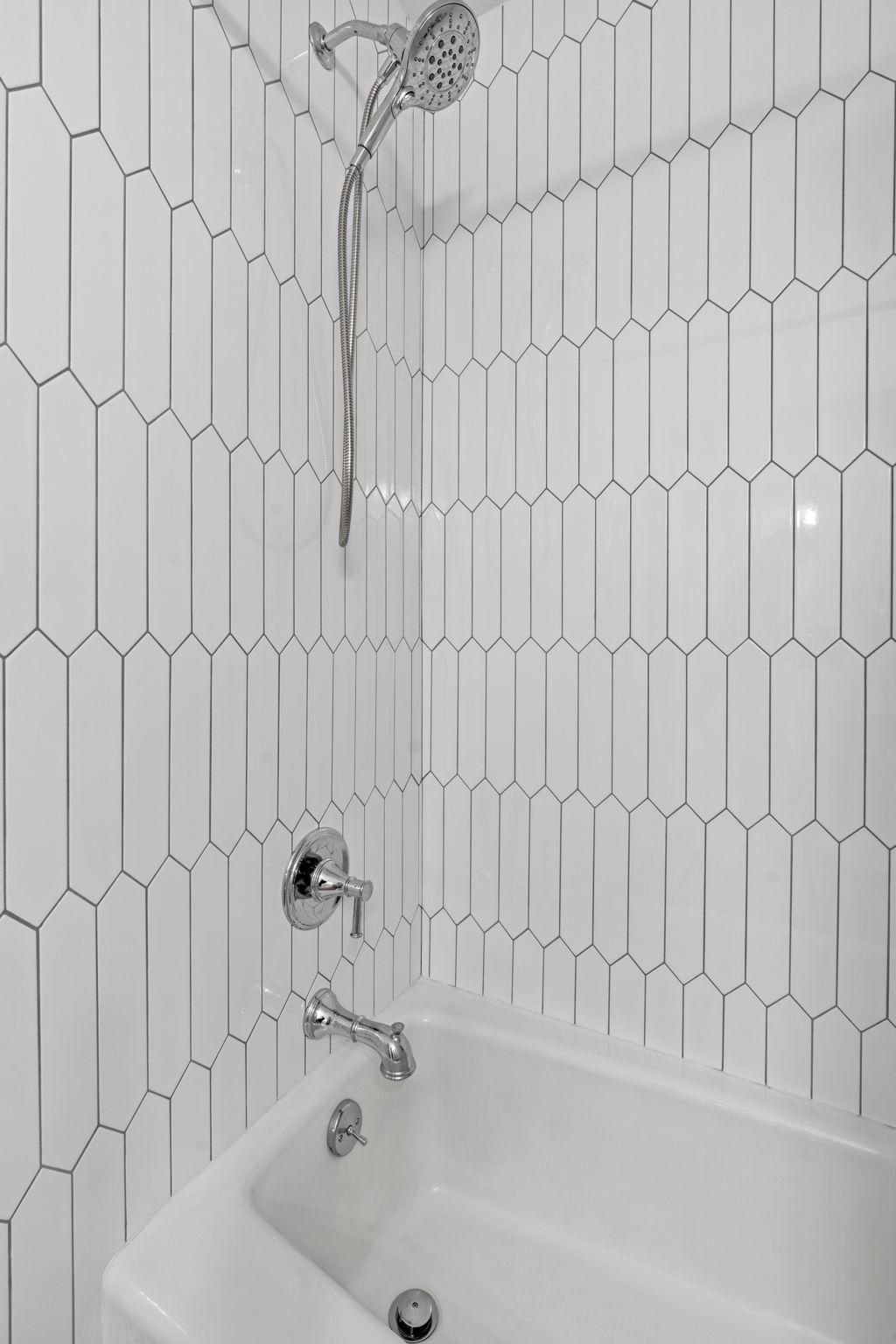 Upper level full bath and shower.jpg