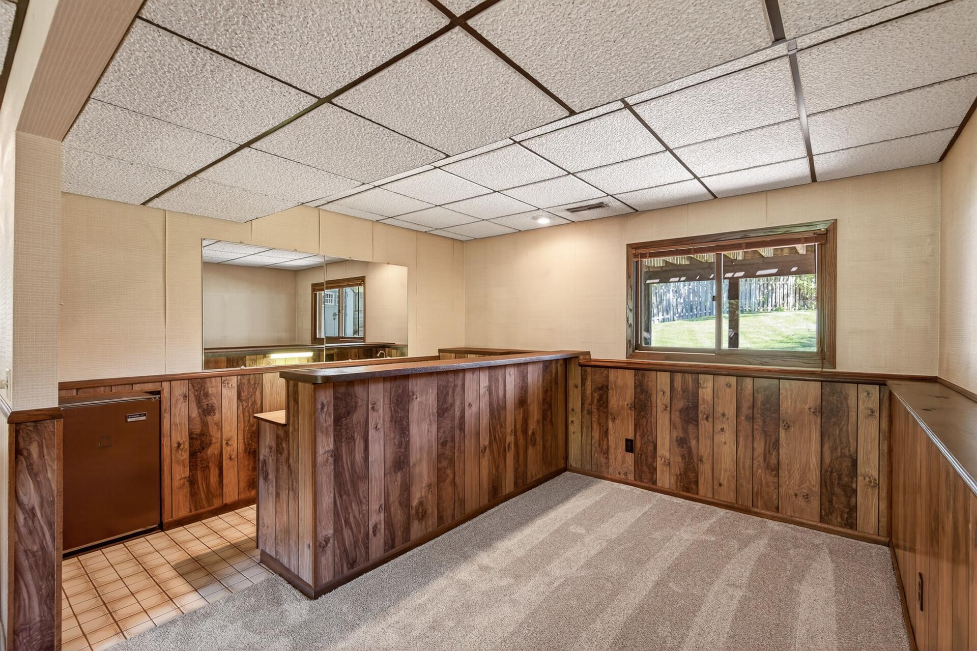 Wet bar/entertainment area
