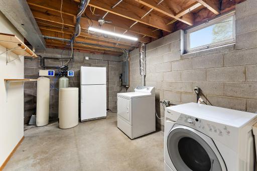 Washer, dryer, fridge and water softener (2019) included!
