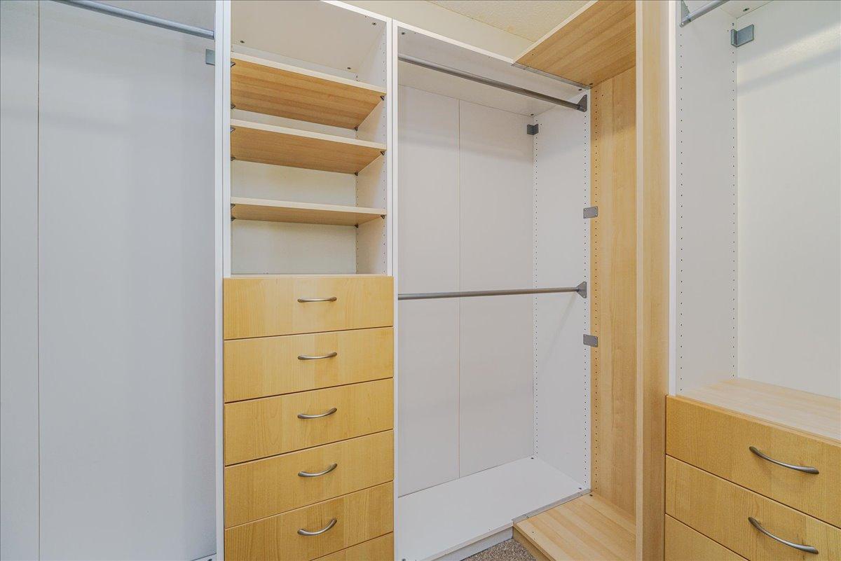 Walk-in closet system