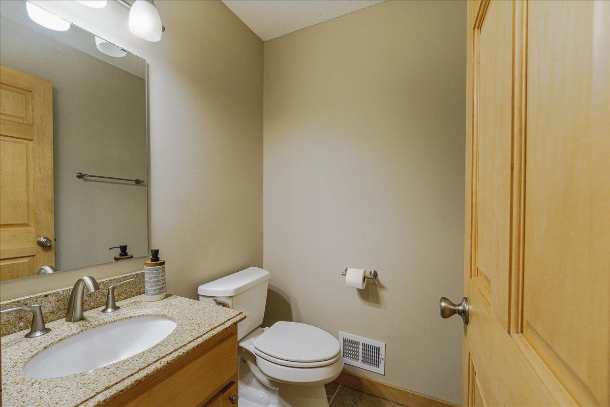 Main level 1/2 bath
