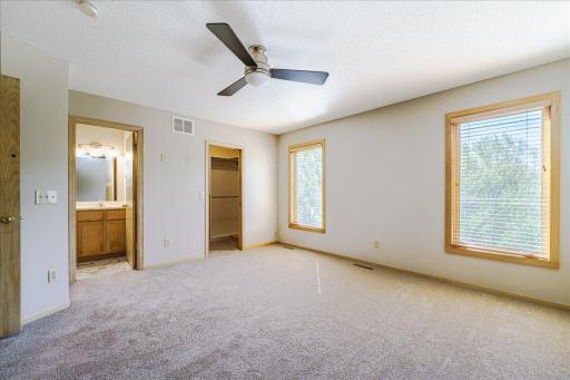 Primary suite w/ walk in closet and full private bath