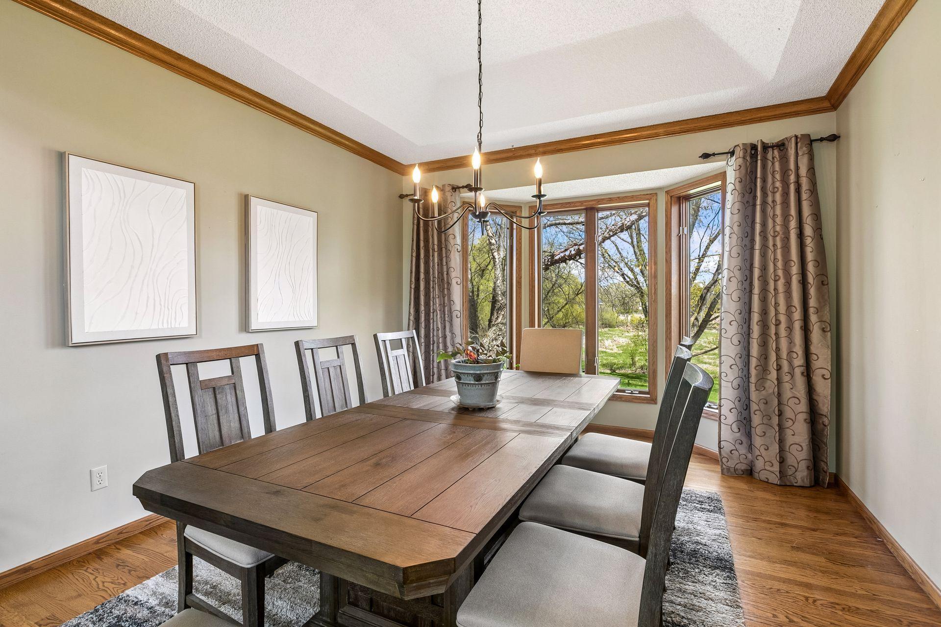 Separate formal dining room