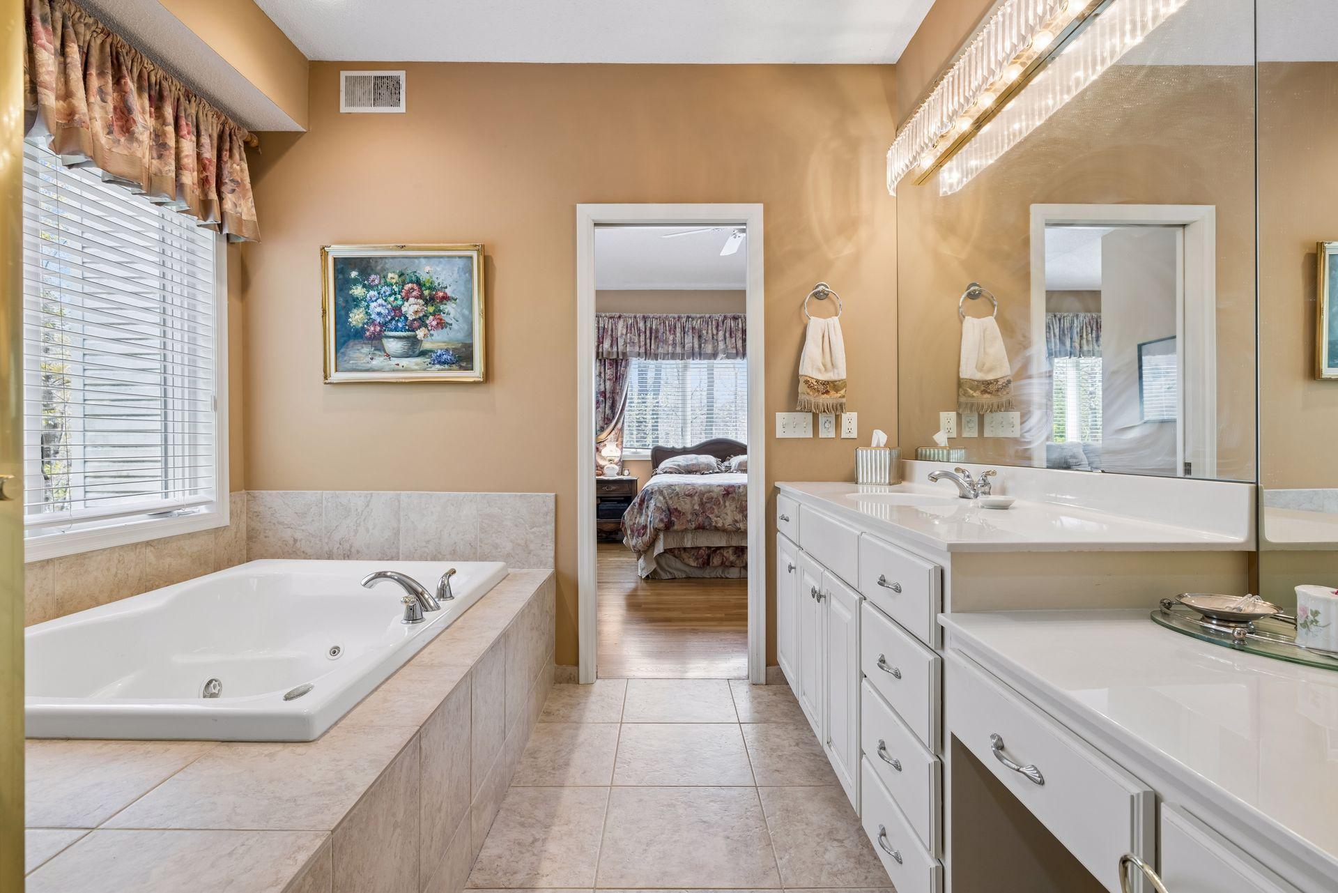 Large primary bath with jetted tub