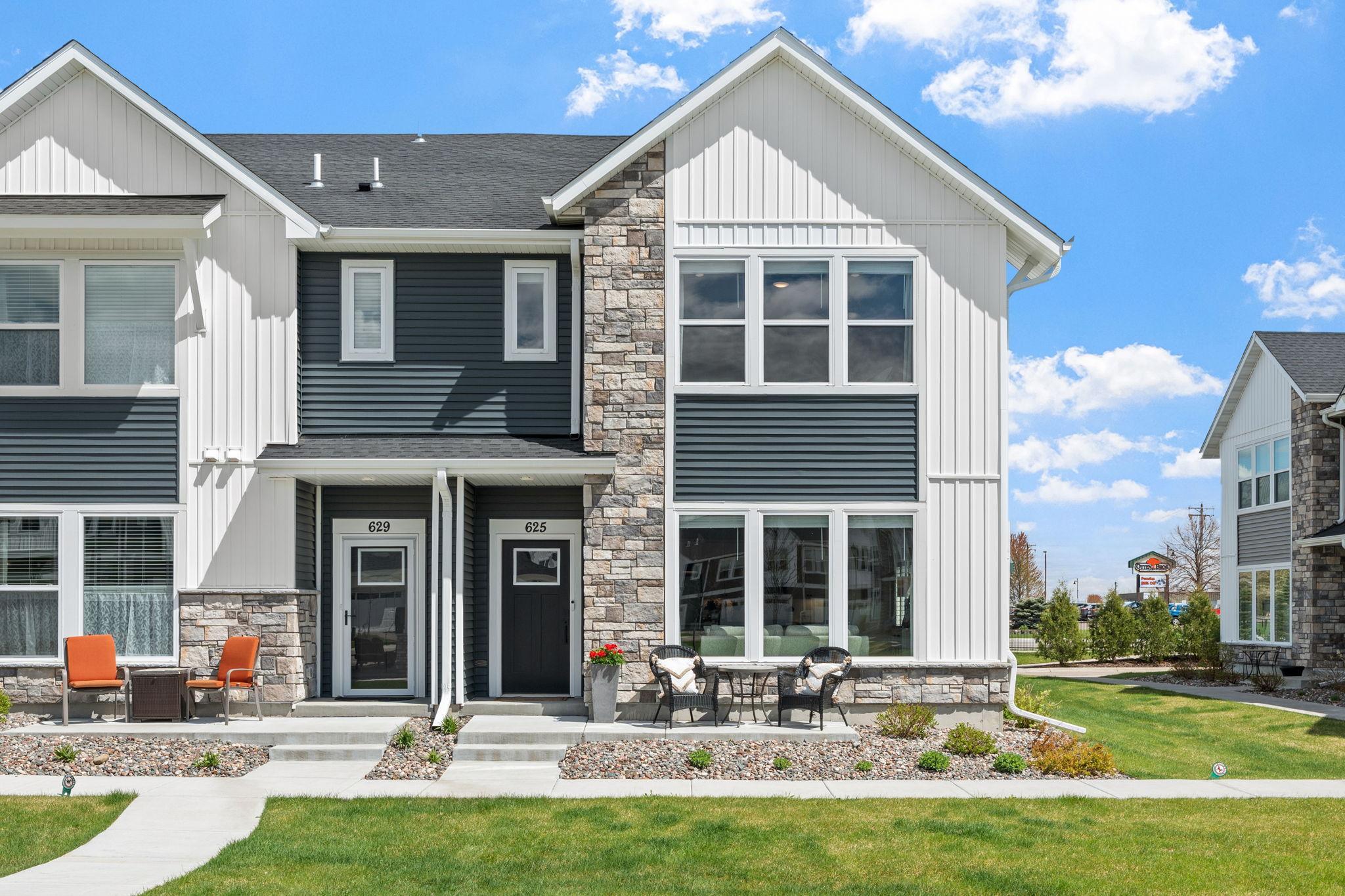 2-web-or-mls-625 E Blossom Cir-2.jpg