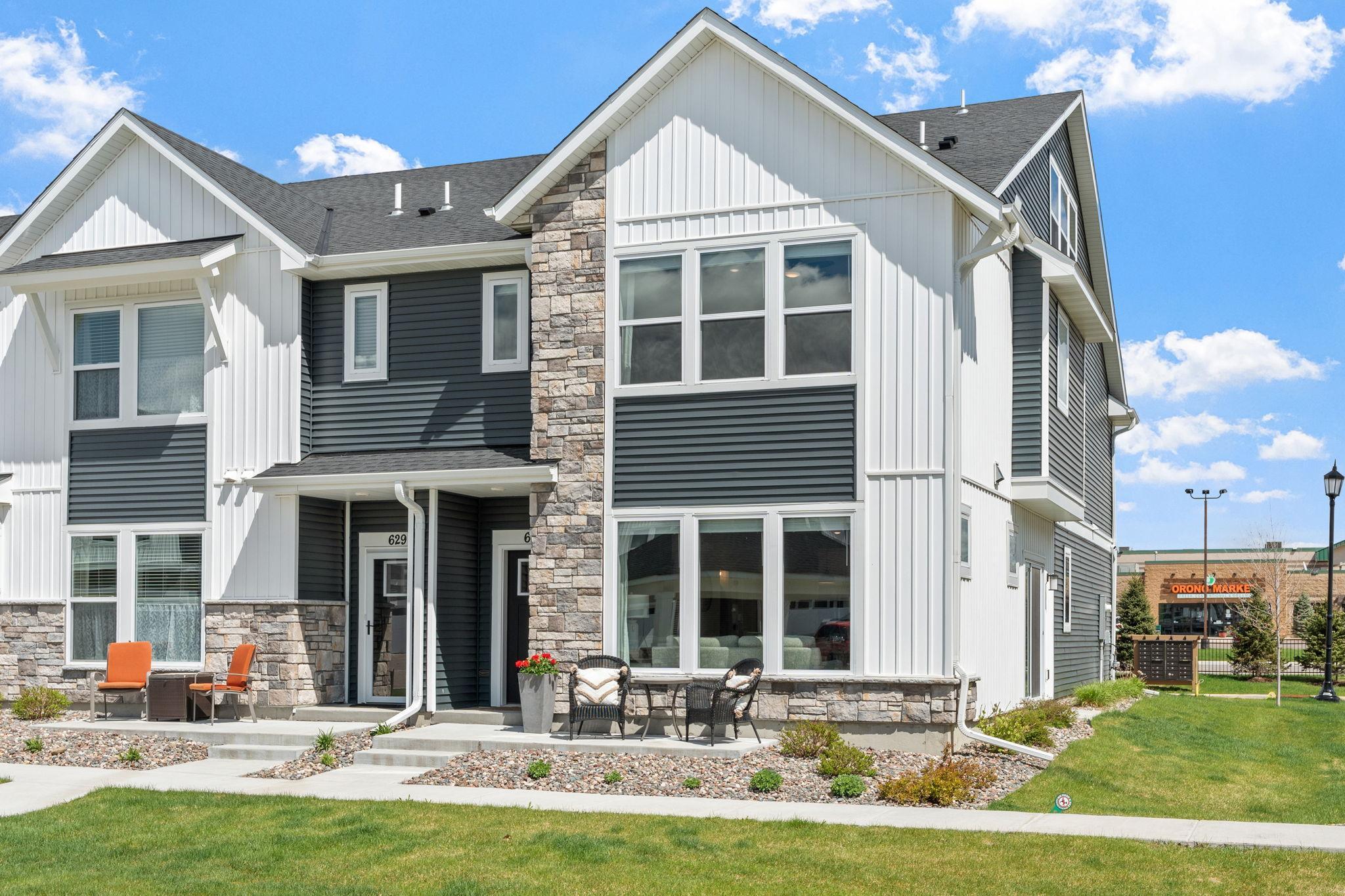 4-web-or-mls-625 E Blossom Cir-4.jpg