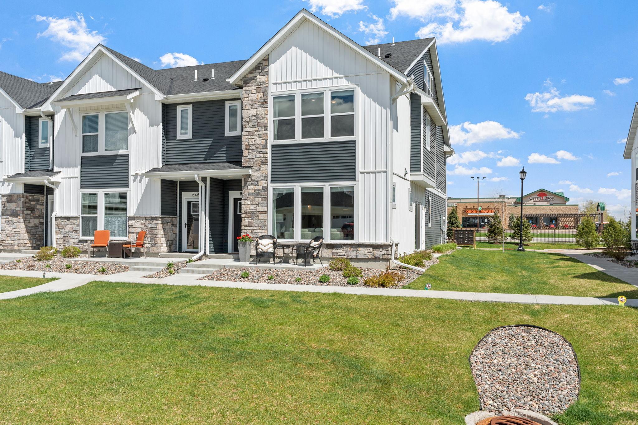3-web-or-mls-625 E Blossom Cir-3.jpg