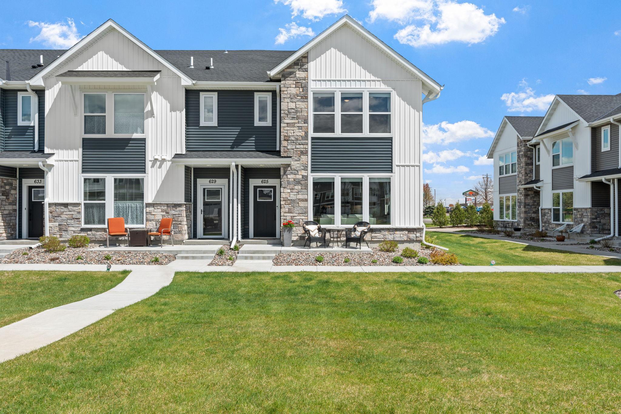 1-web-or-mls-625 E Blossom Cir-1.jpg