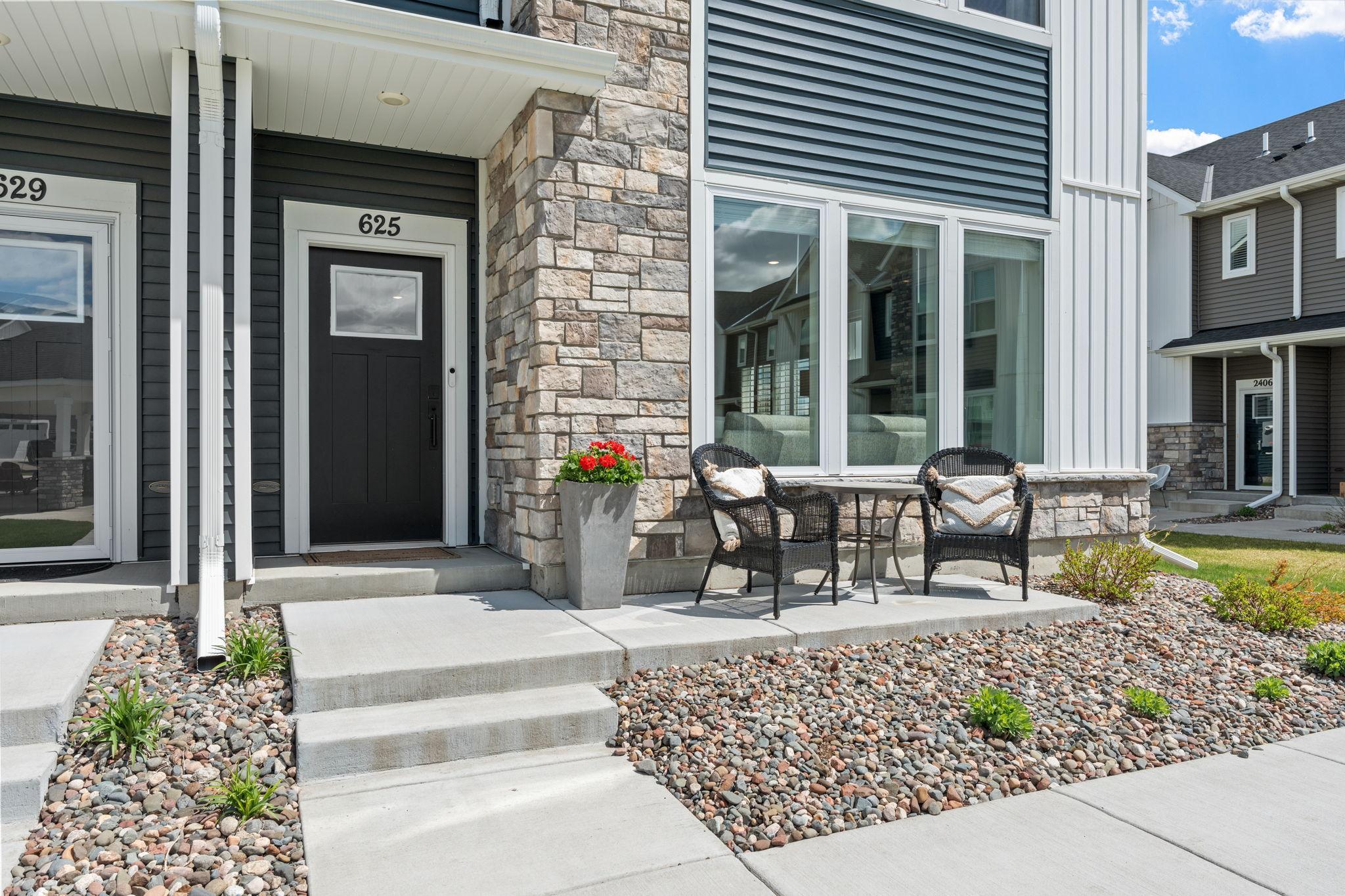 5-web-or-mls-625 E Blossom Cir-5.jpg