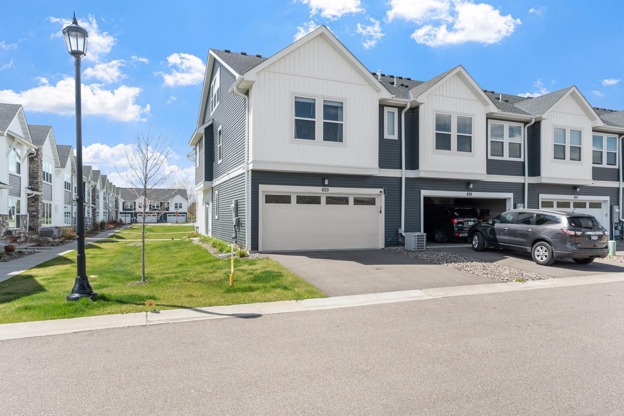 7-web-or-mls-625 E Blossom Cir-7.jpg