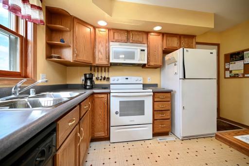 213 Sunset Avenue NW, Altura, MN 55910