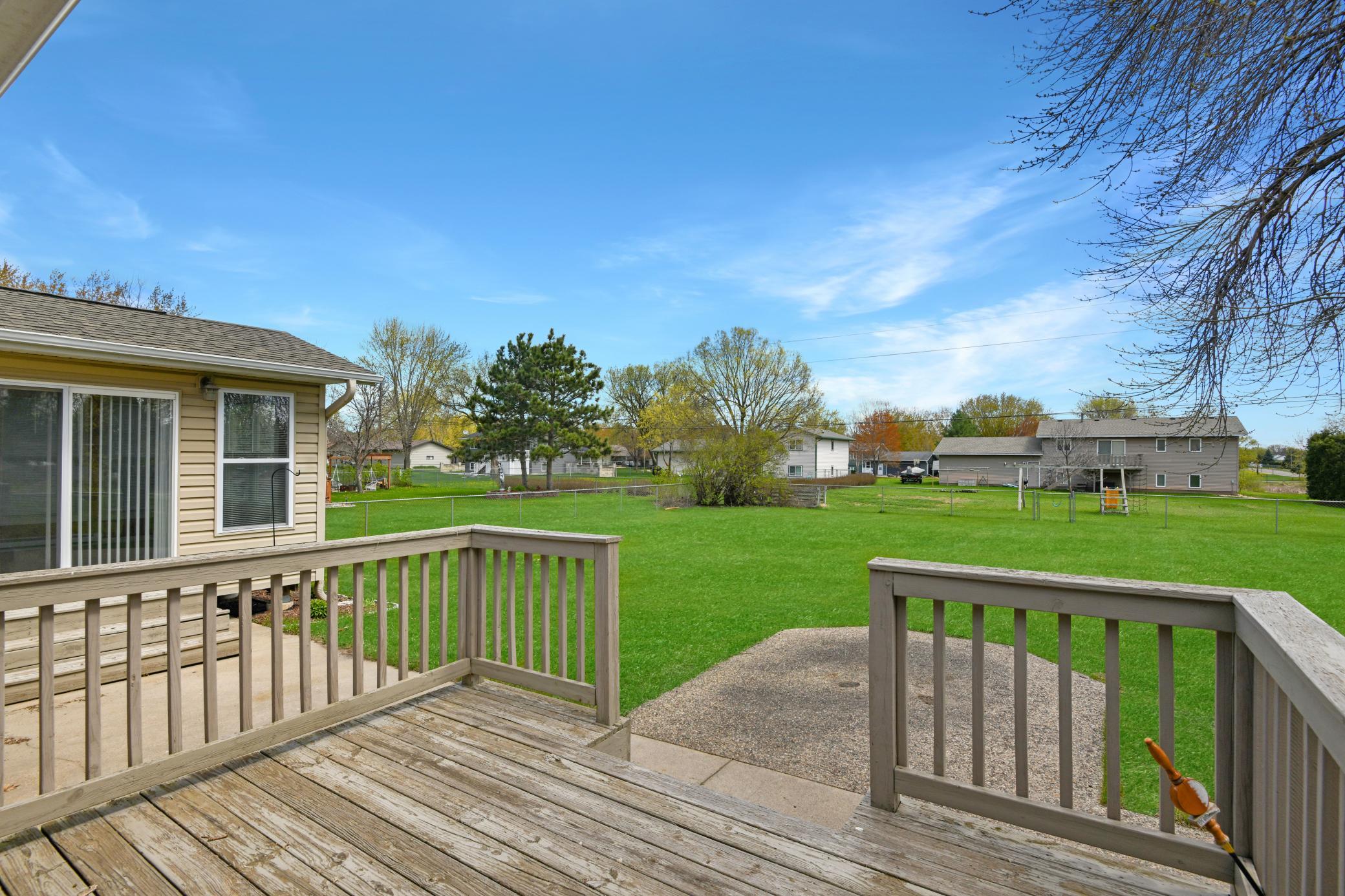 Huge yard, deck and patio, perfect for outdoor enjoyment