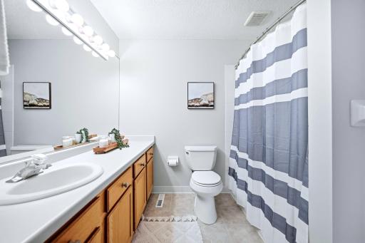 FULL BATHROOM ENSUITE WITH ADDITIONAL DOOR TO THE HALLWAY