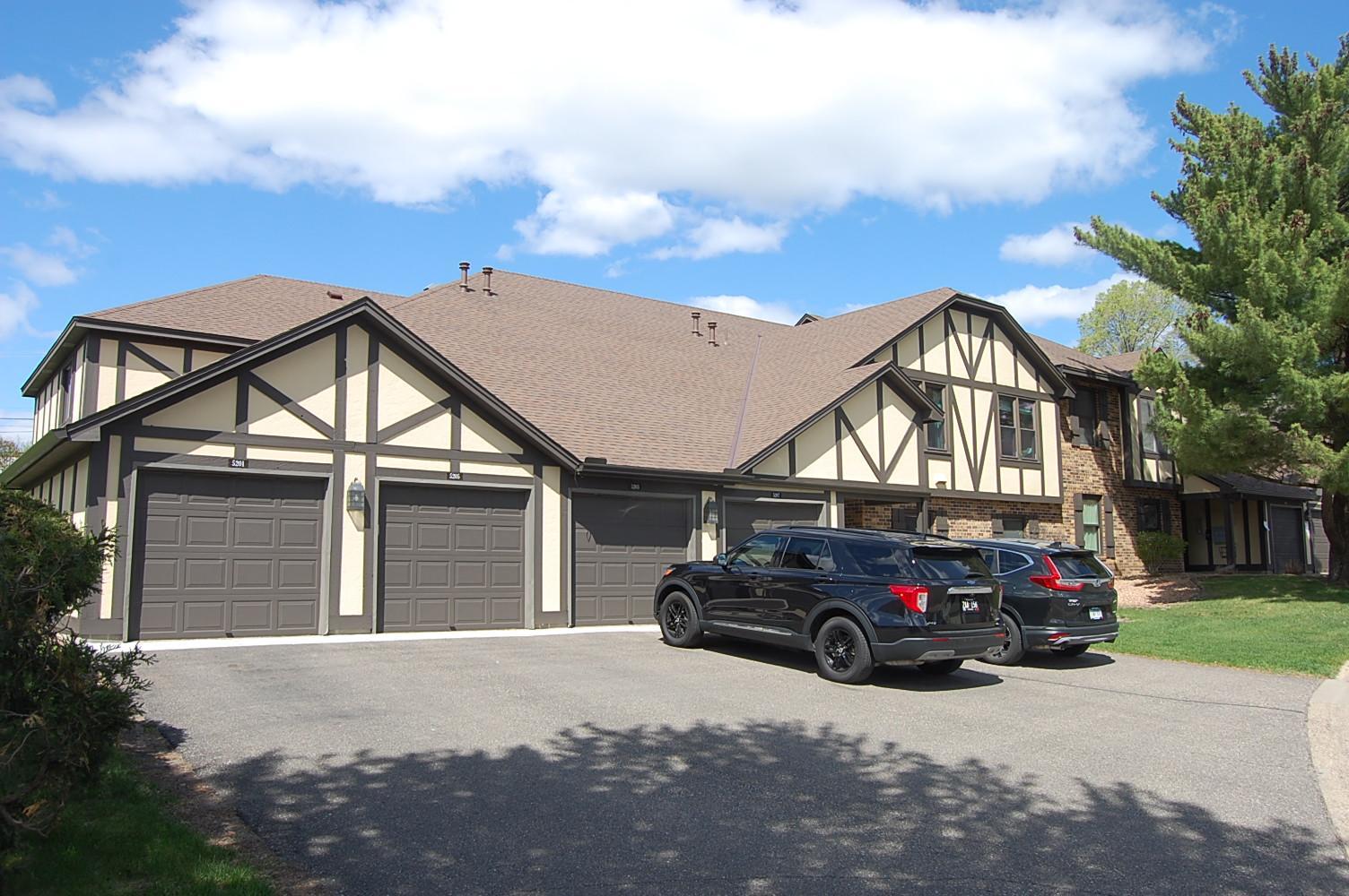 3 br. manor home on a quiet street in West Bloominton.