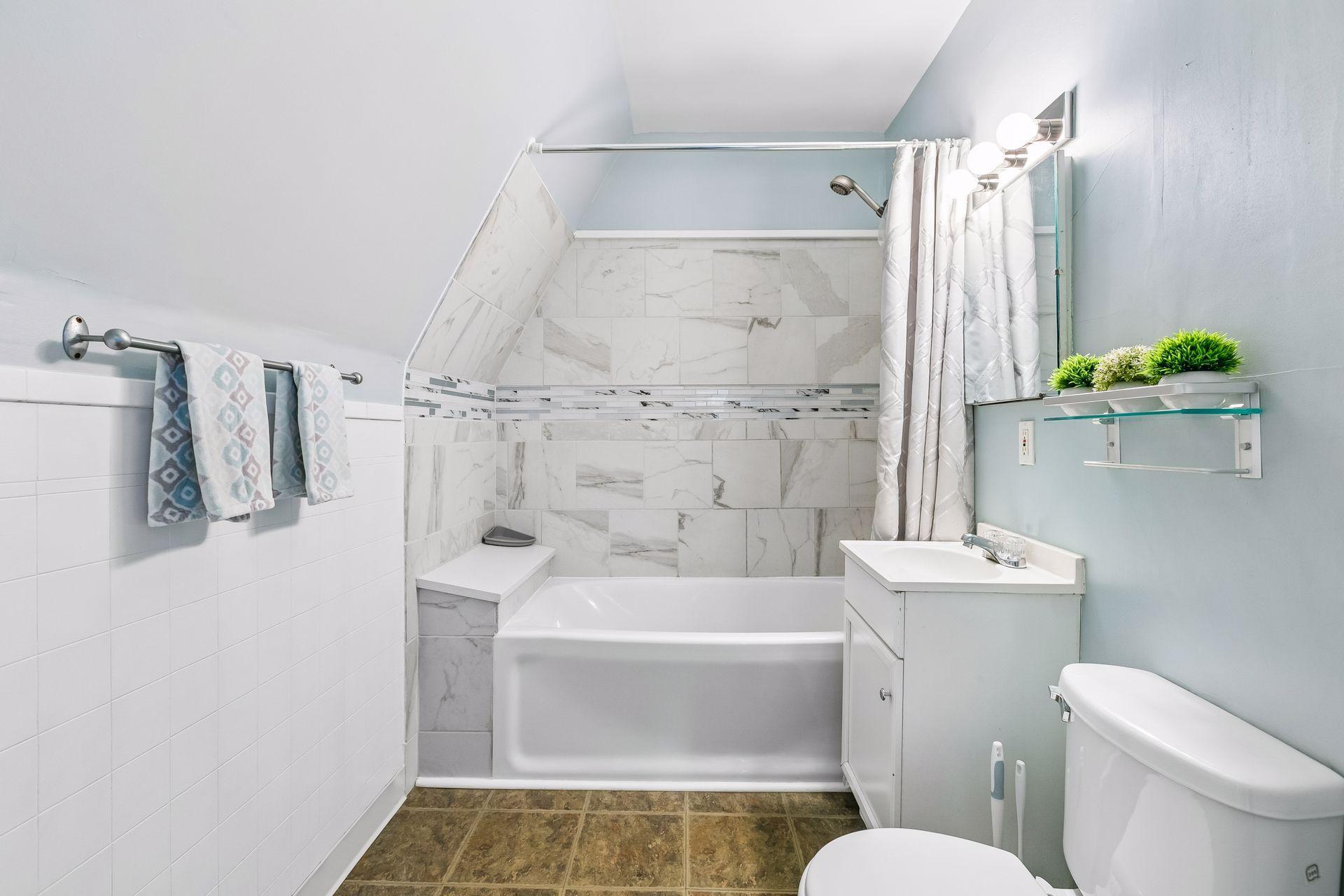 1505 Sherburne Avenue - Bath up.jpg