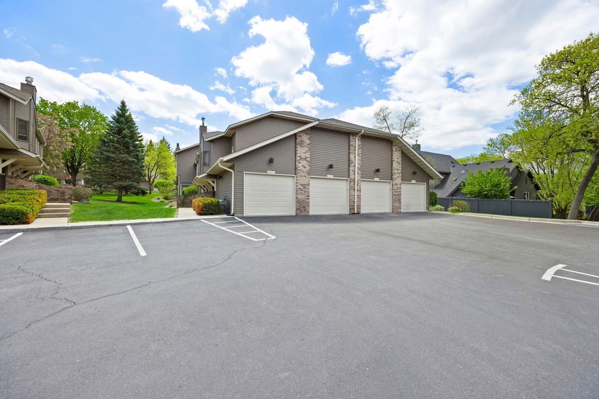 Fantastic One level condo in Ridgedale Towne Estates!