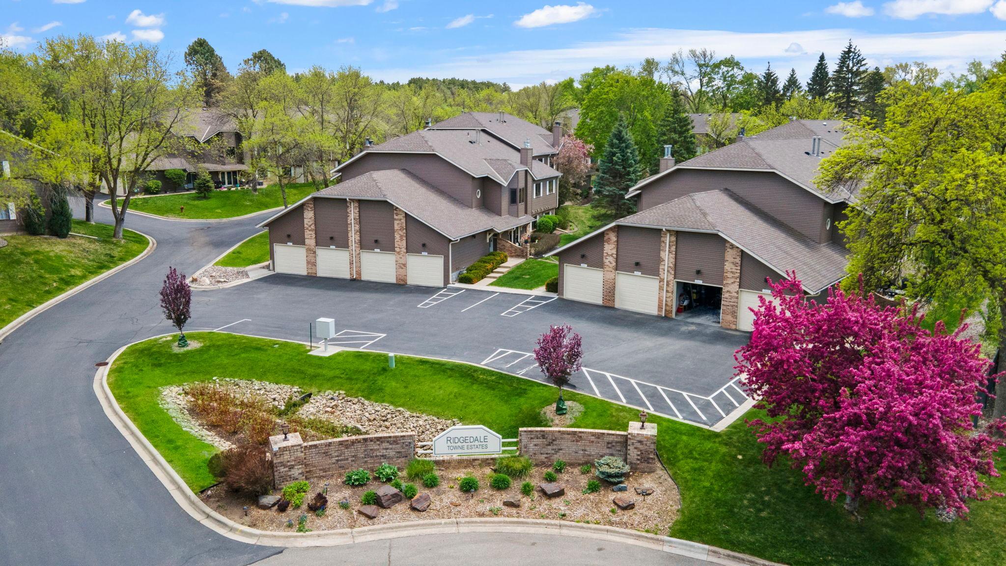 Welcome to Ridgedale Towne Estates! Beautiful location, exceptionally maintained development.