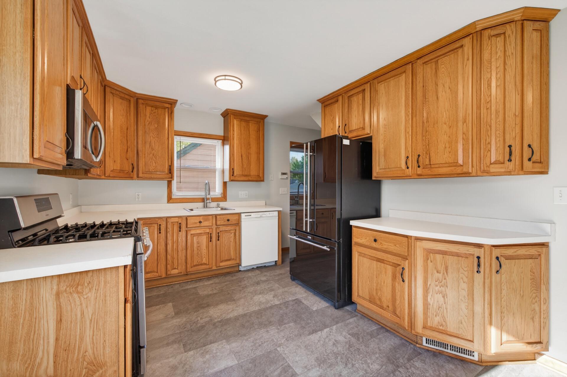 Spacious kitchen with lots of storage!