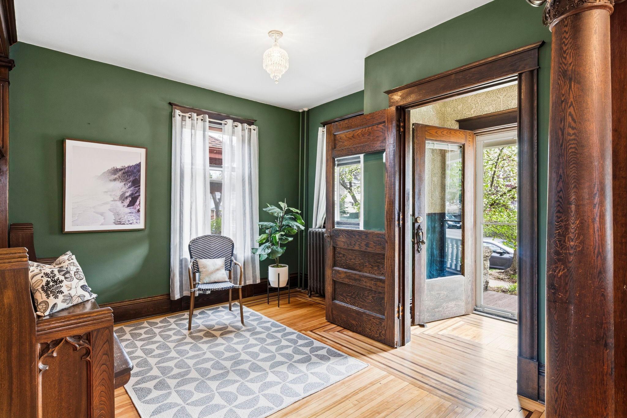 Spacious Entry Room