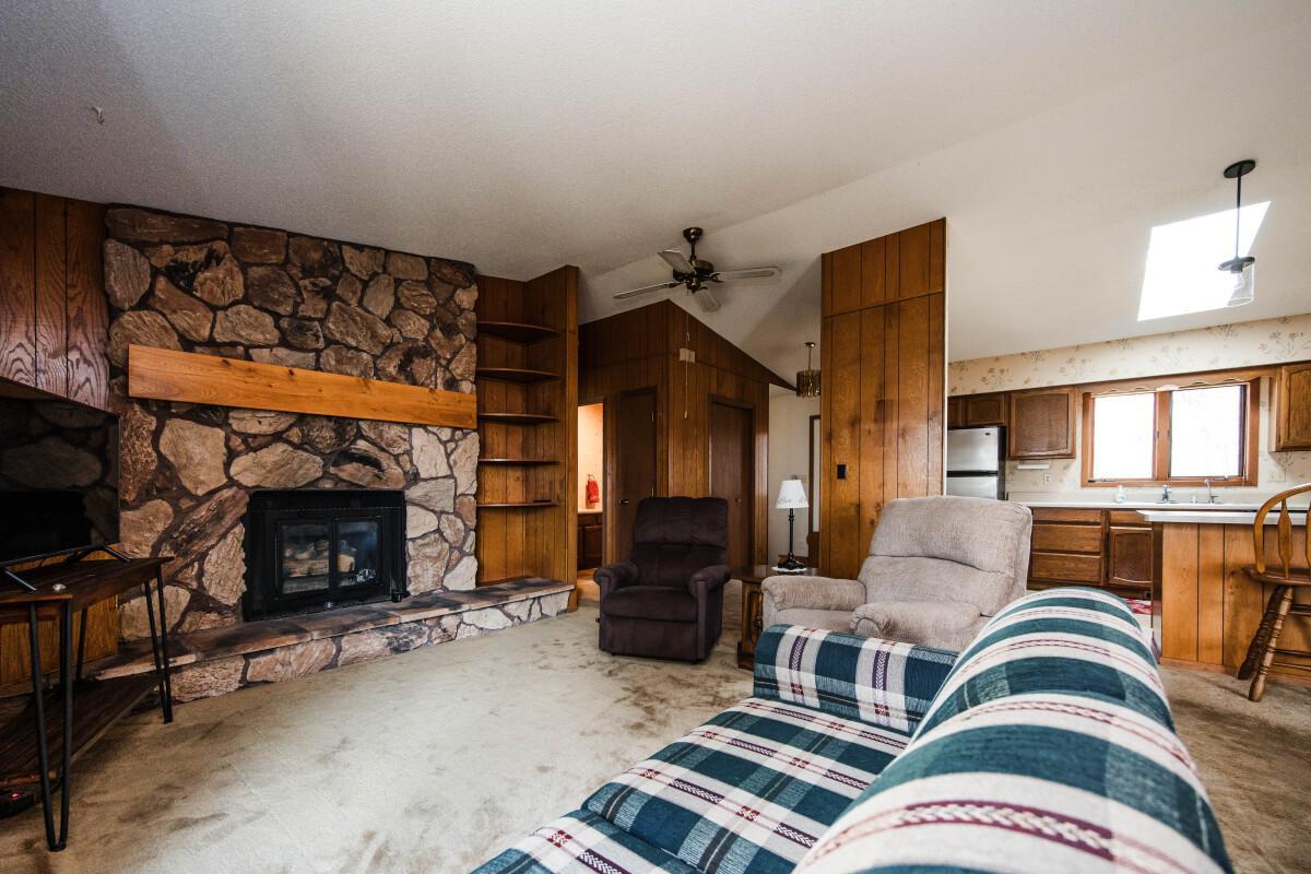 Highland Loop Vaulted Ceiling & Gas Fireplace