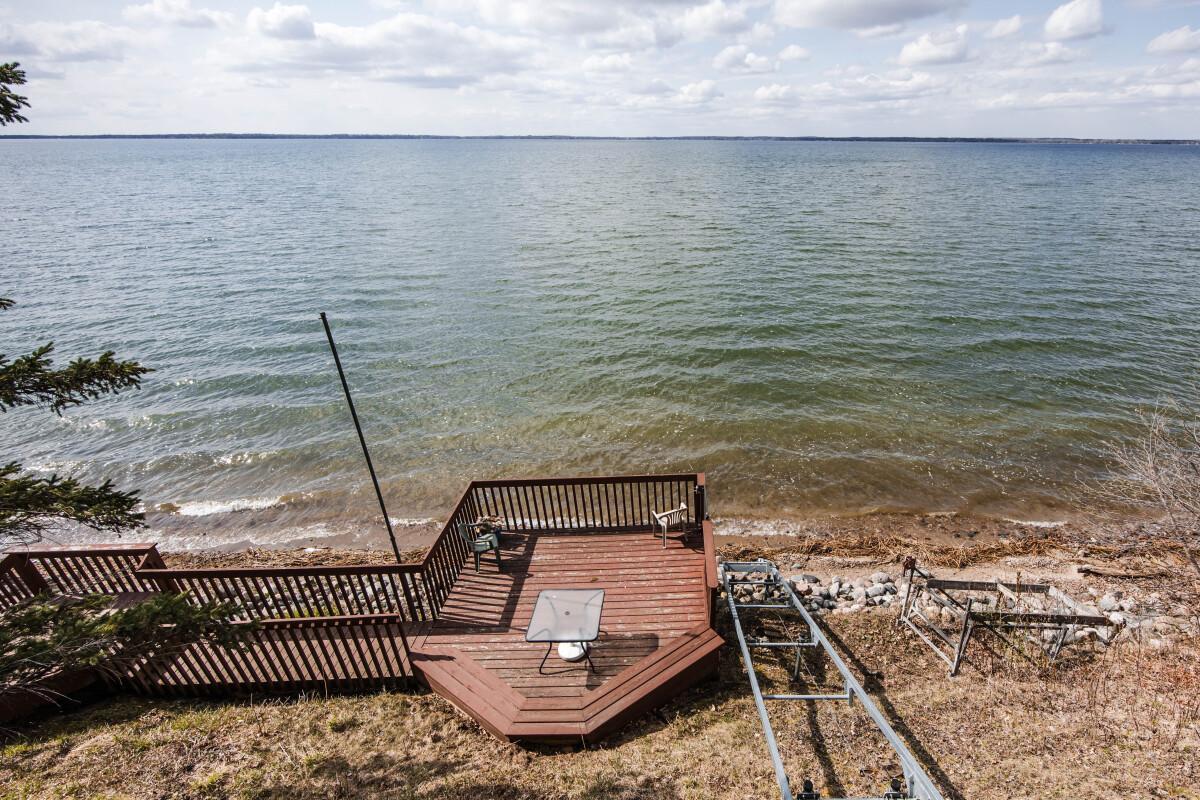 Shoreline Deck! Fun at Water's Edge!