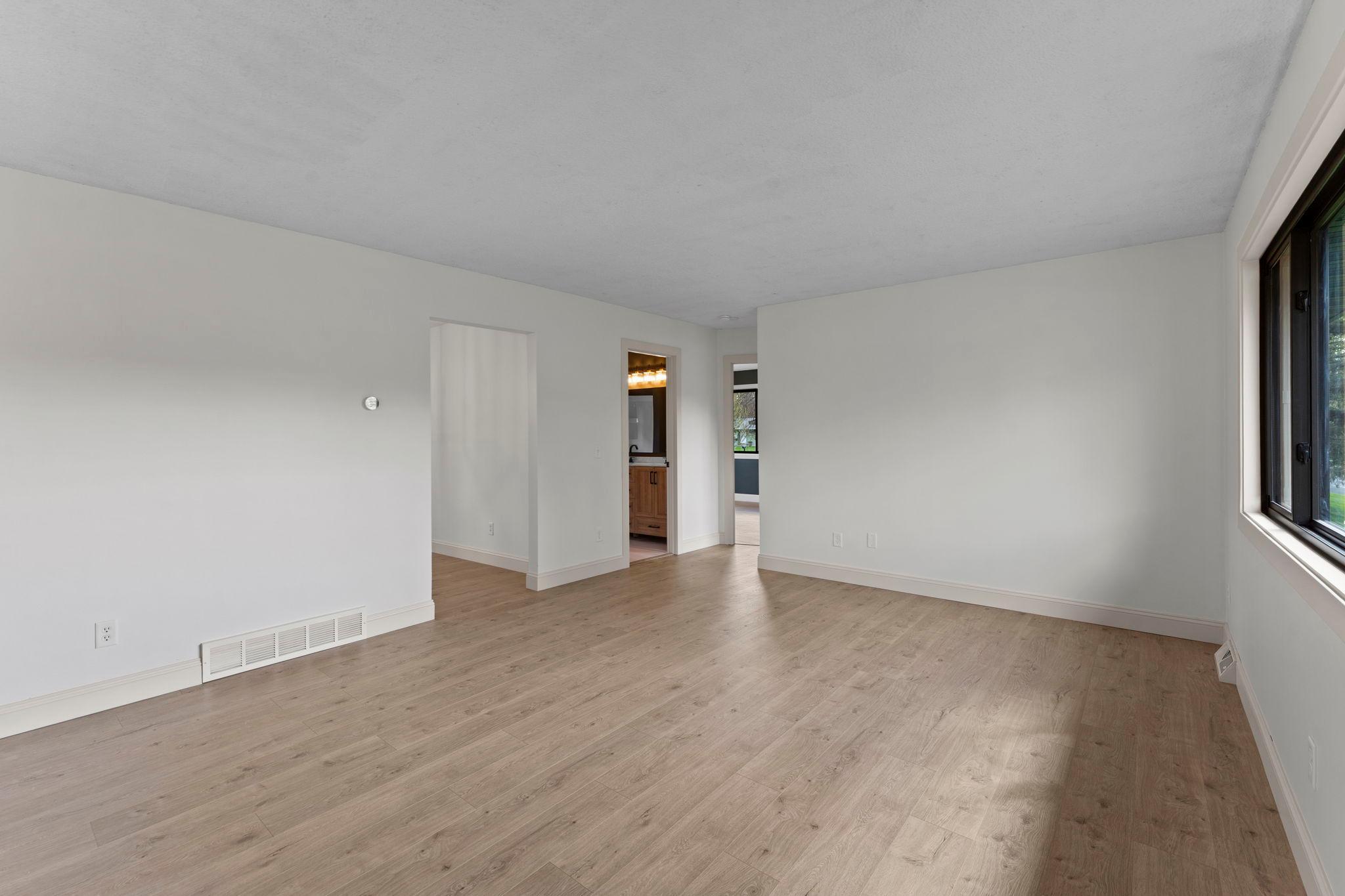 15-web-or-mls-1600 Roosevelt Dr-8.jpg