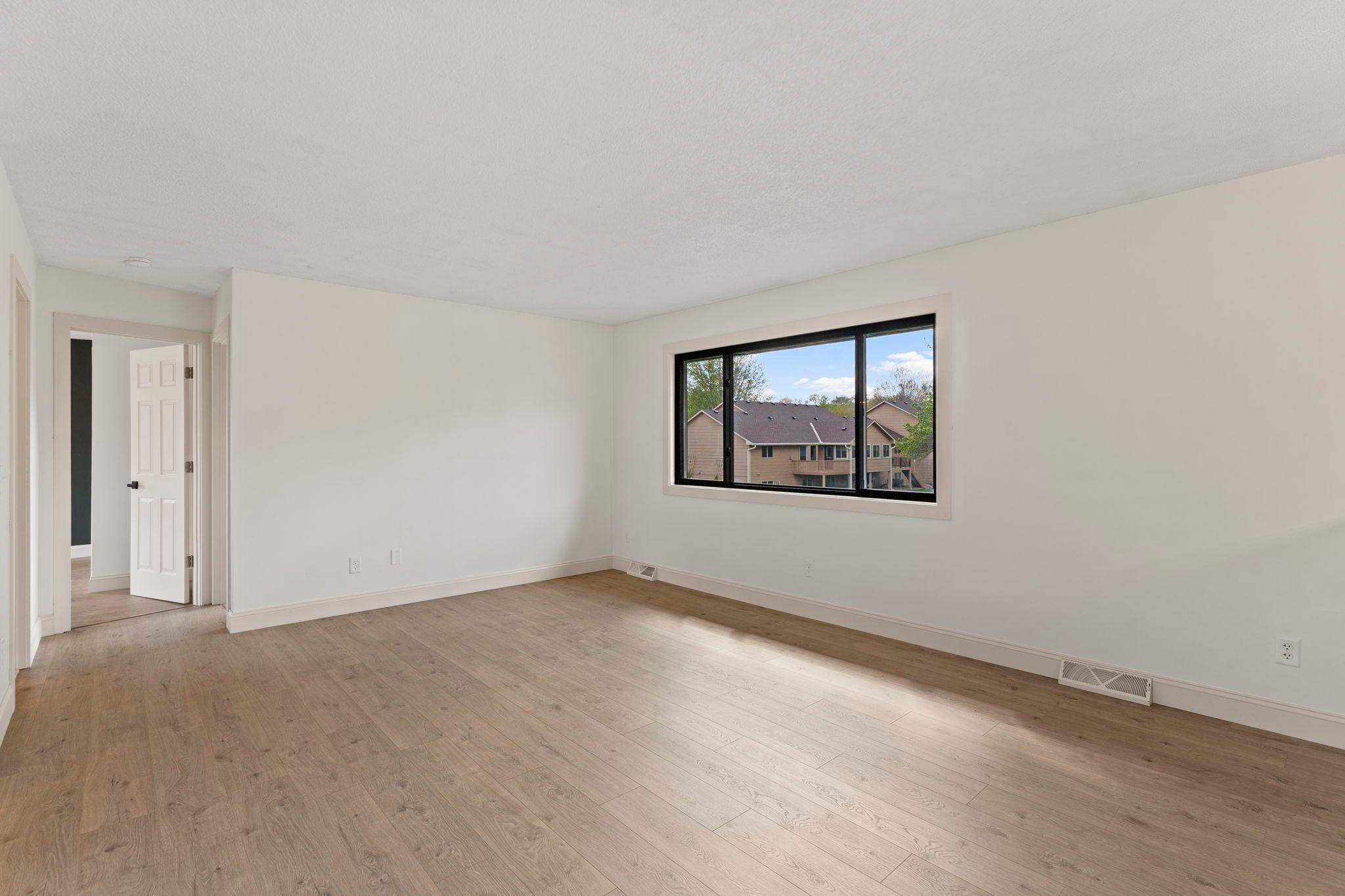 14-web-or-mls-1600 Roosevelt Dr-3.jpg