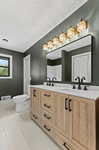 29-web-or-mls-1600 Roosevelt Dr-43.jpg
