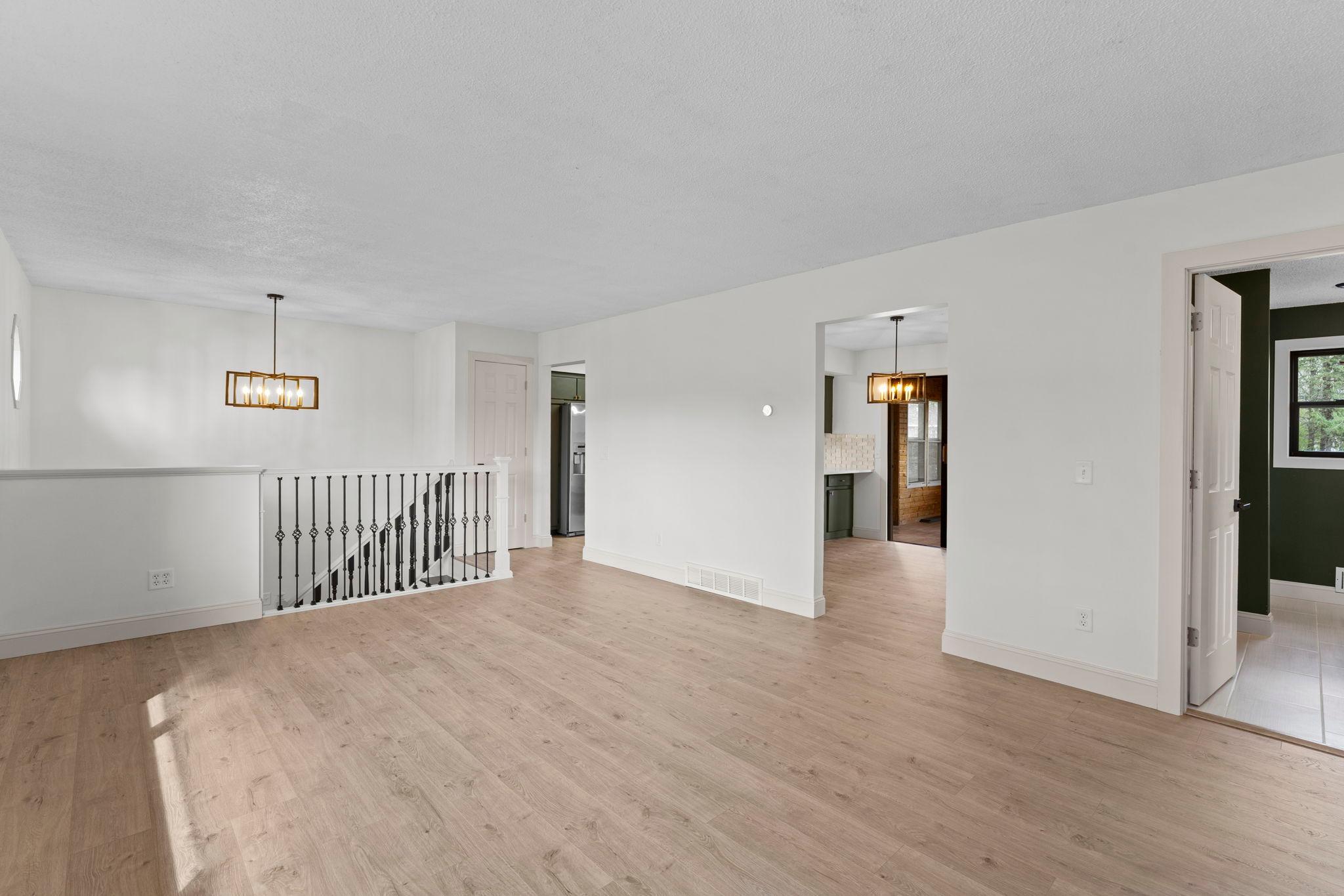 16-web-or-mls-1600 Roosevelt Dr-13.jpg