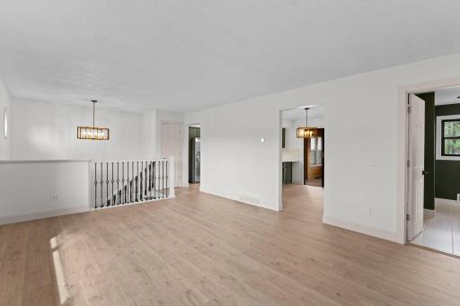 16-web-or-mls-1600 Roosevelt Dr-13.jpg