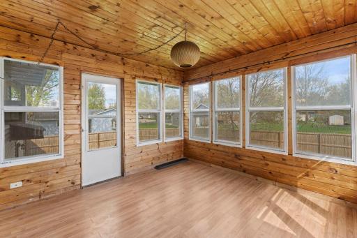 49-web-or-mls-1600 Roosevelt Dr-93.jpg