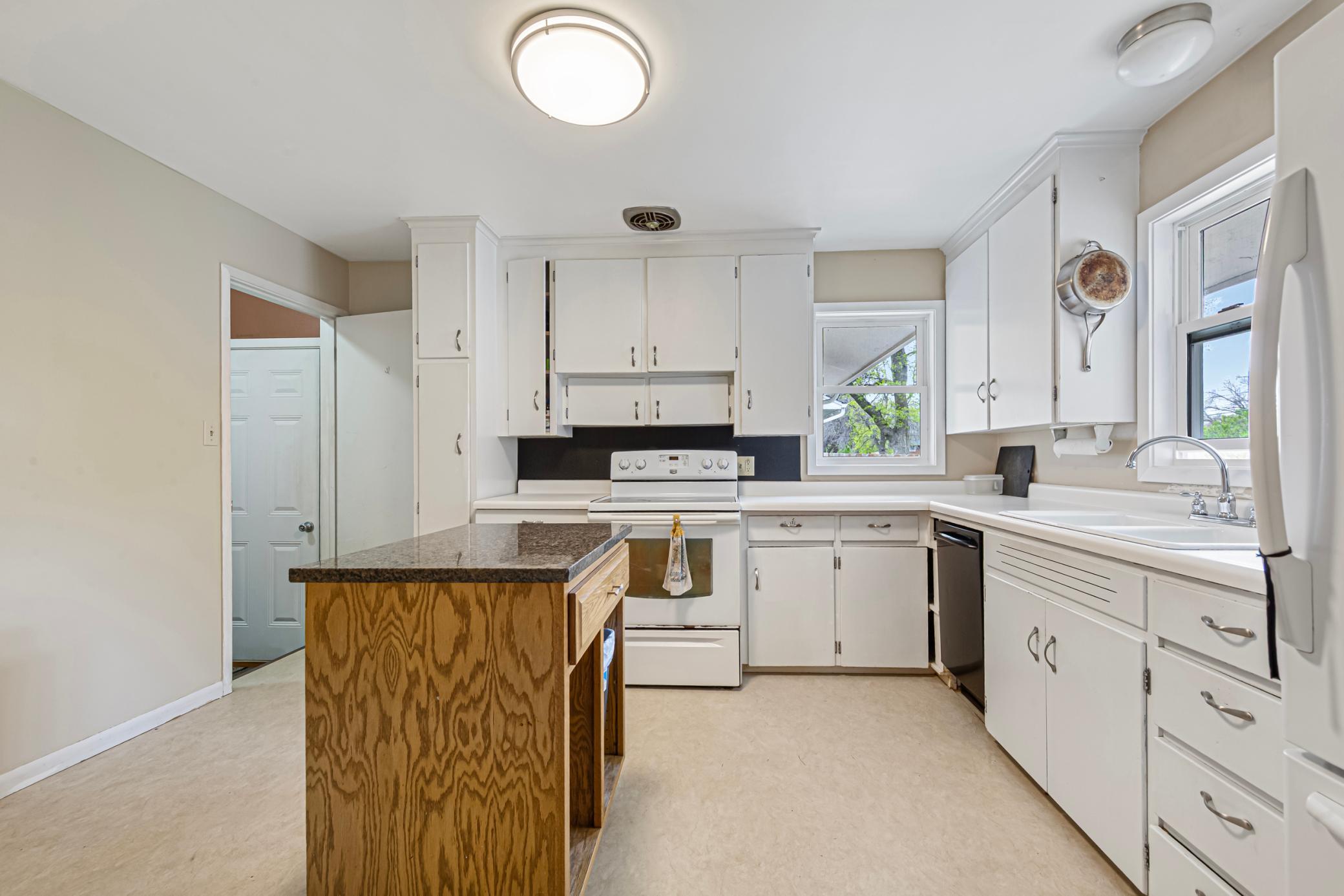 19 kitchen.jpg