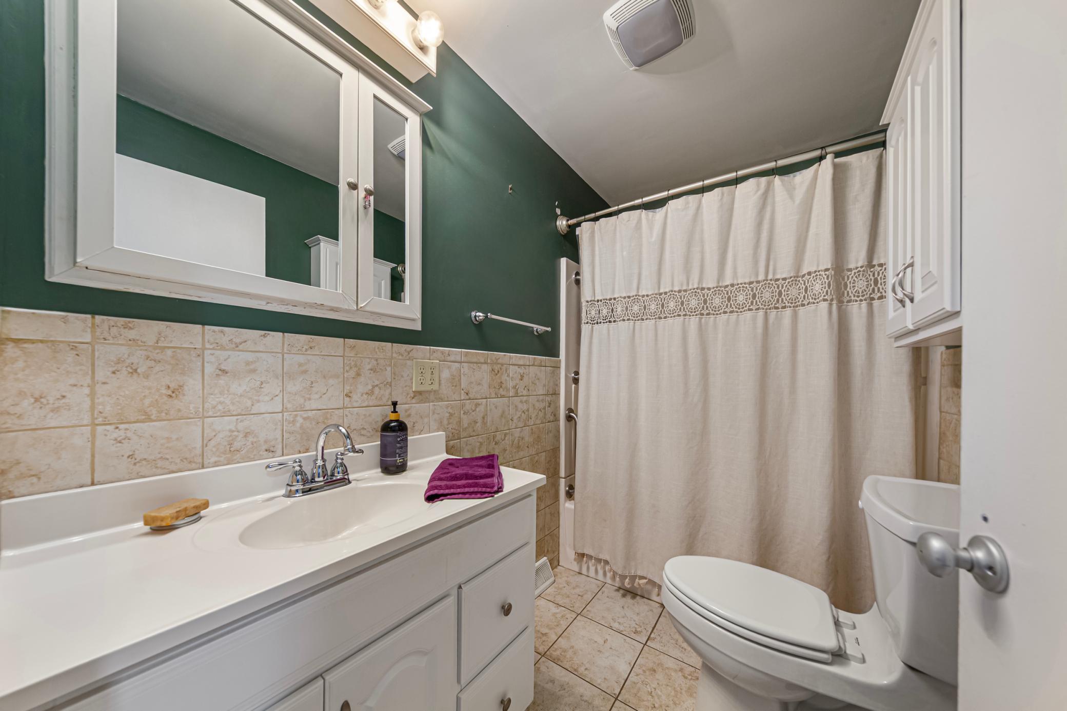 23 bathroom.jpg
