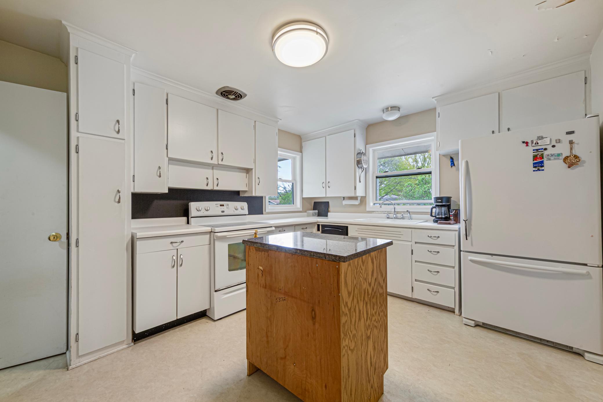 18 kitchen.jpg