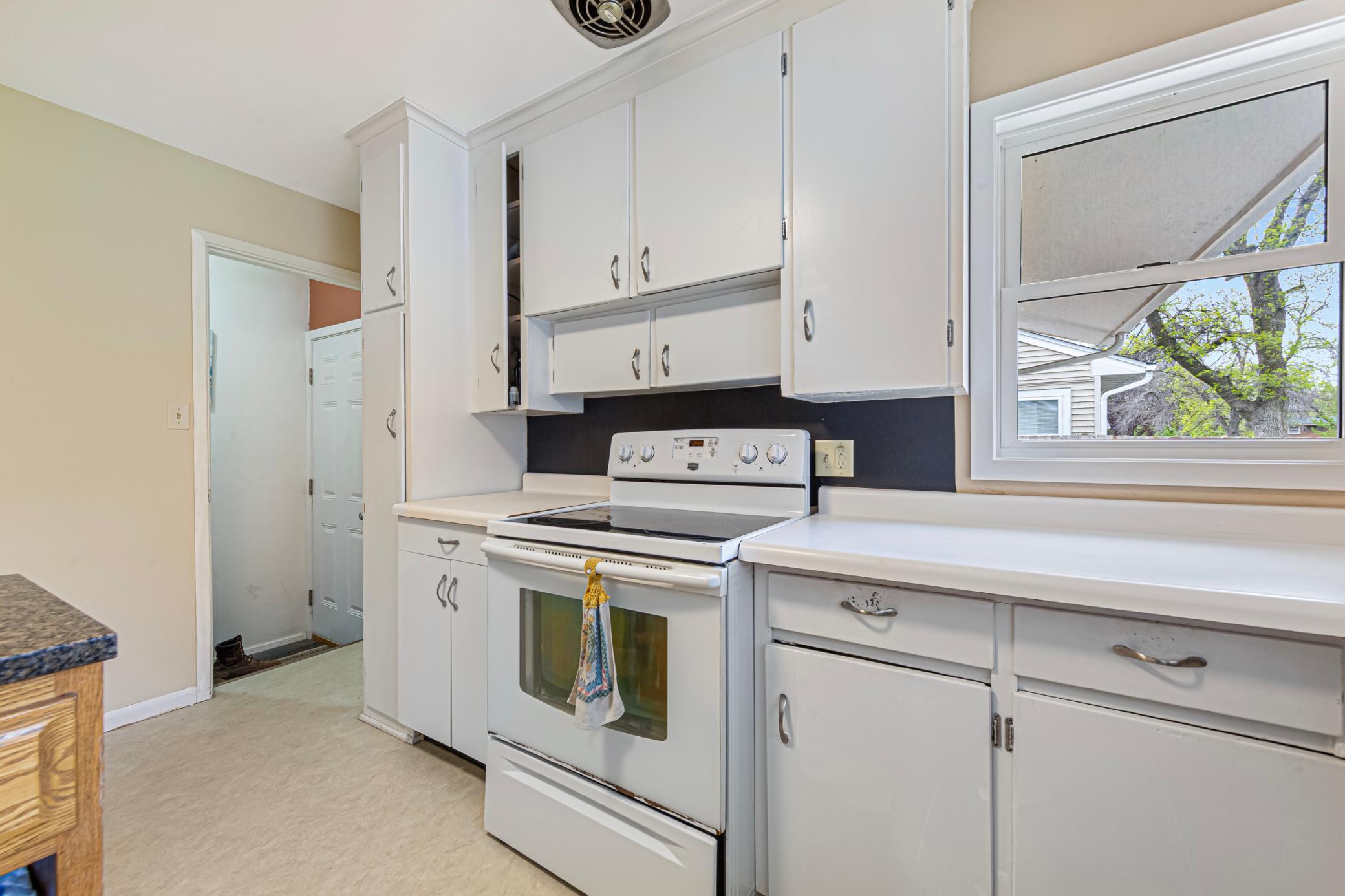 21 kitchen.jpg