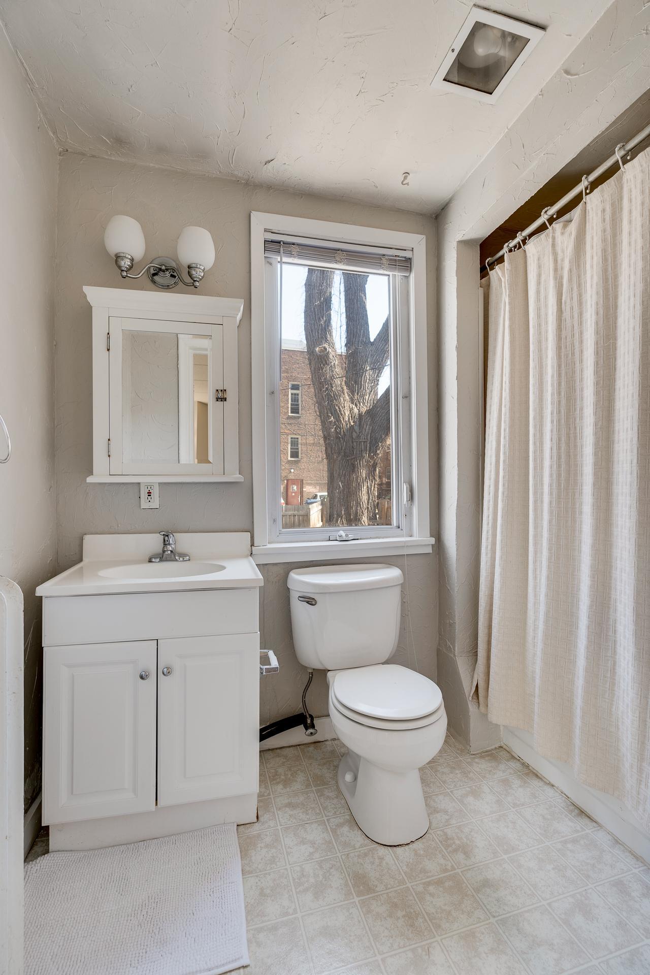 2305 Garfield - Bath 1.jpg