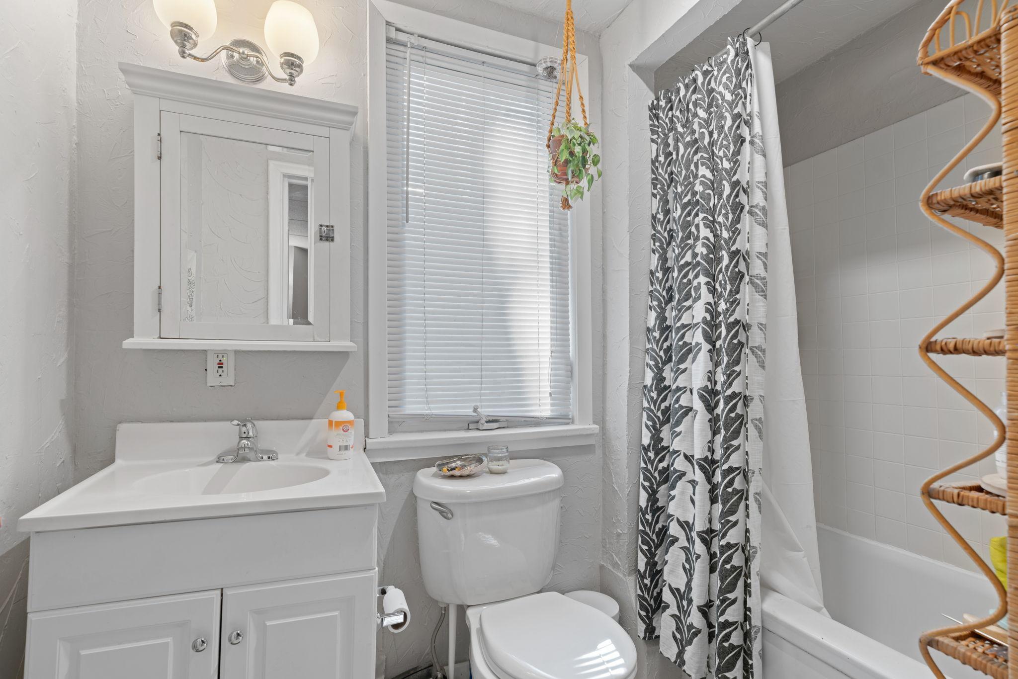 43-web-or-mls-2305 Garfield Ave-43.jpg
