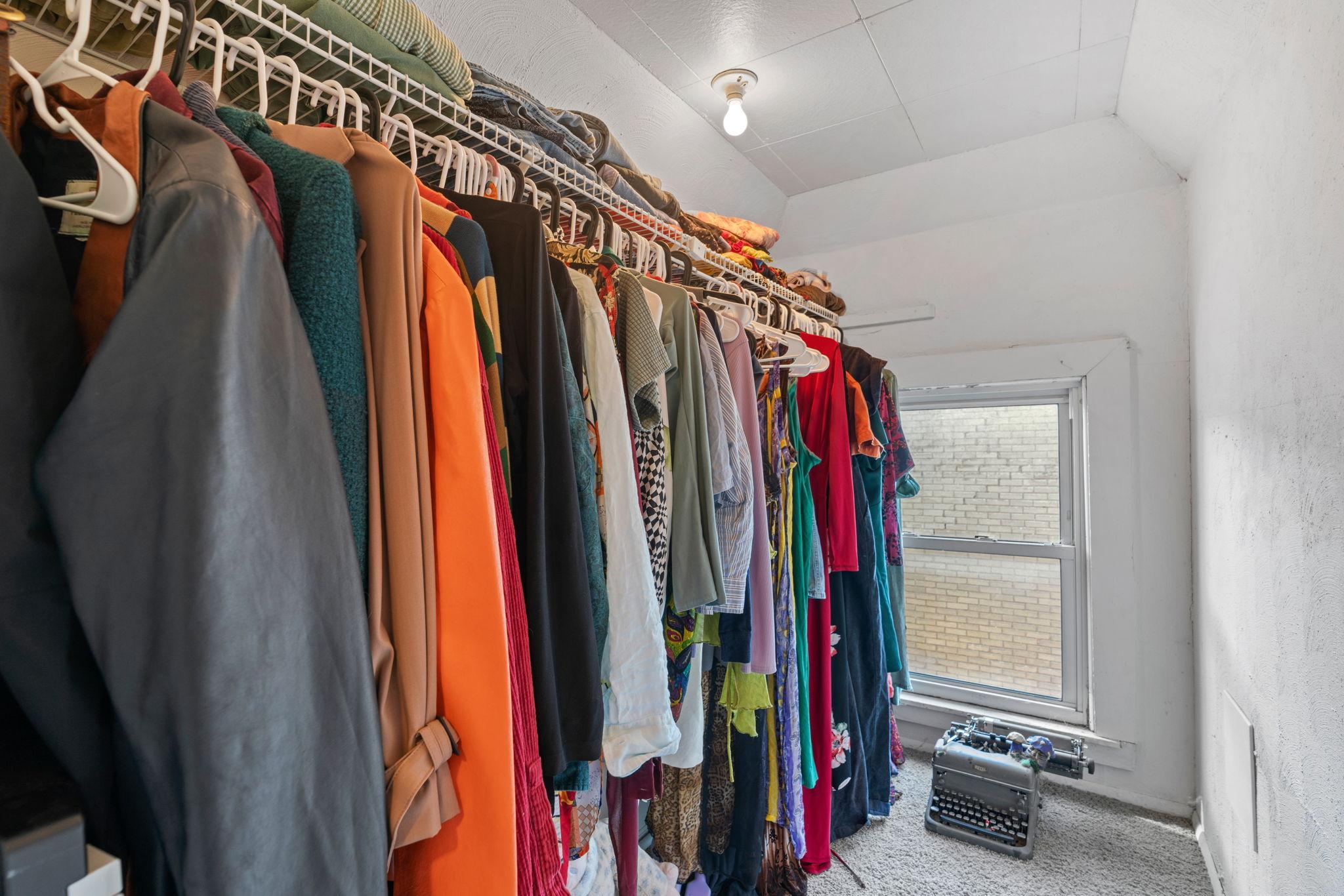 64-web-or-mls-2305 Garfield Ave-64.jpg