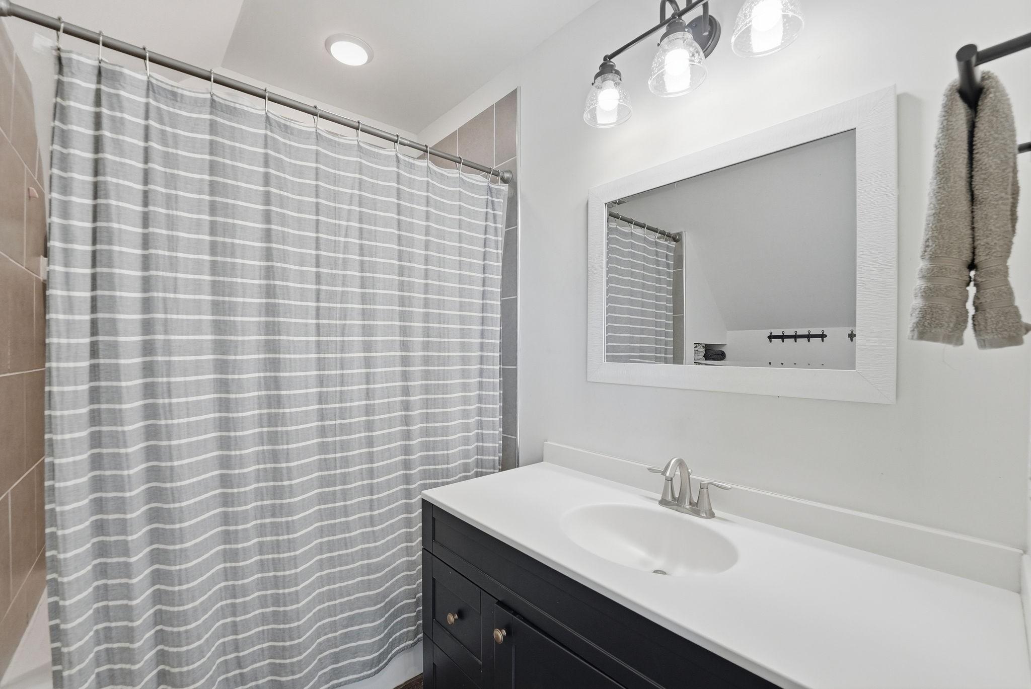Upper Level Full Bathroom