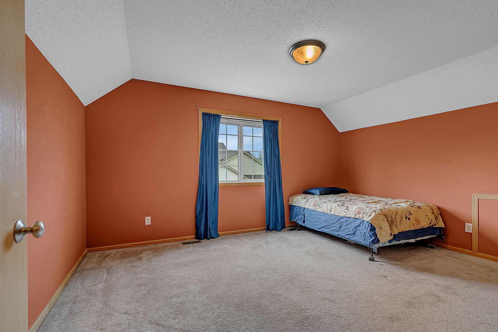 2nd upper bedroom