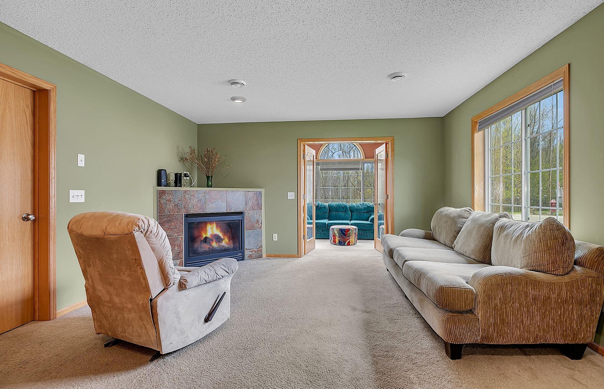 Livingroom with gas fireplace
